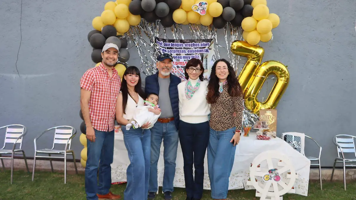 FOTO PRINCIPAL SJR La familia Valencia Camacho se reunio para festejarlo